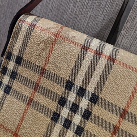 Burberry: Haymarket Nova Check PVC Baguette Shoulder Bag - Picture 12 of 16